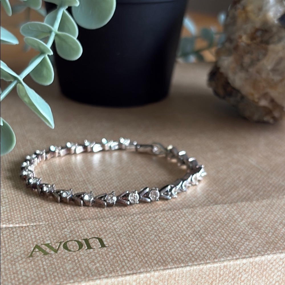 Avon Timeless Chevron with Rhinestone SilverTone Tennis Bracelet | Sz Large B31